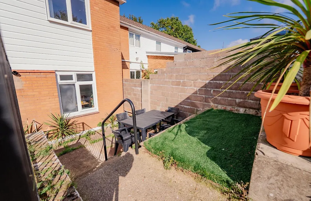 6 Bedroom House With Free Parking, Garden & Fast Wifi-1