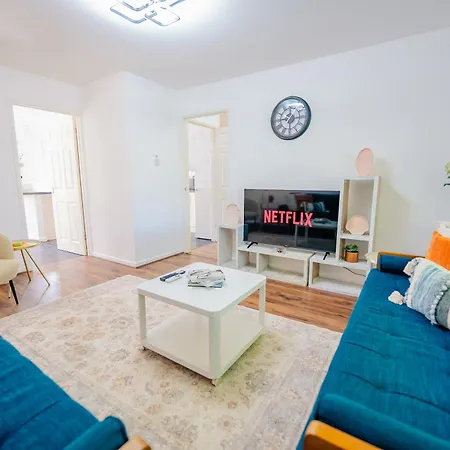6 Bedroom House With Free Parking, Garden & Fast Wifi-3