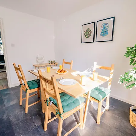 6 Bedroom House With Free Parking, Garden & Fast Wifi-2